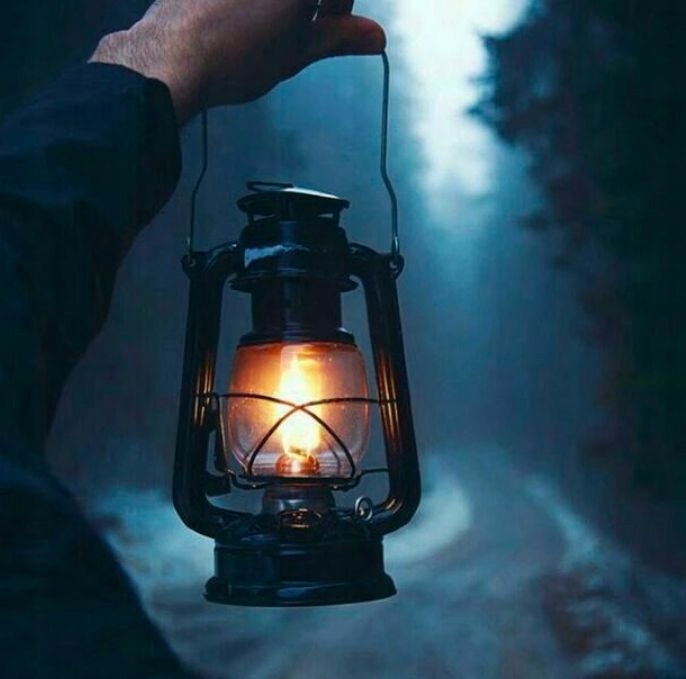 modra-petrolejova-lampa-v-ruke-vonku
